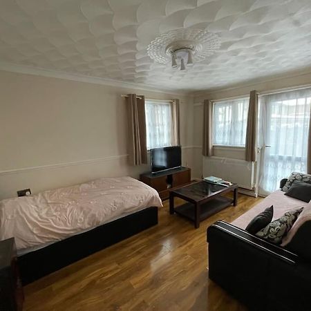 Spacious Bungalow In London, Near Central London, The Excel Centre And The O2, Ideal For Families 외부 사진